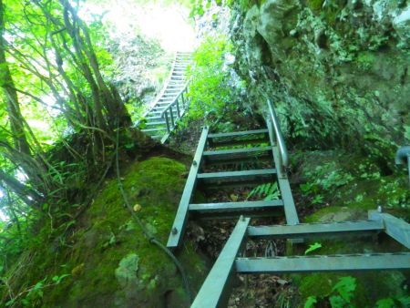 東峰まではアップダウンが続くけど、階段だらけのこういうのは双門ルートを思い出す
