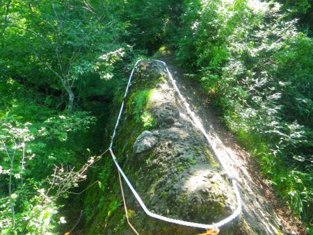 ここは細尾根の岩場を歩くんだけど踏み外すと滑落になるので注意して歩いた。とはいってもそんなに怖くない