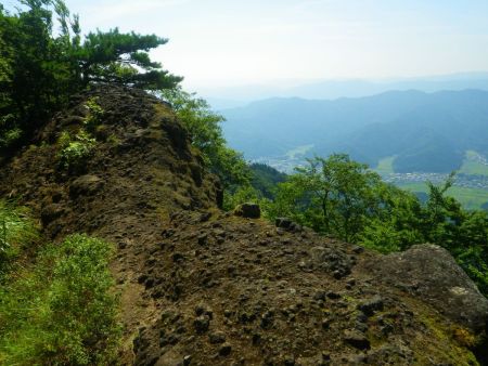 これが馬の背なんだろう。岩の上から展望はあるけど、さっきの西峰で撮影したのでもういいかな
