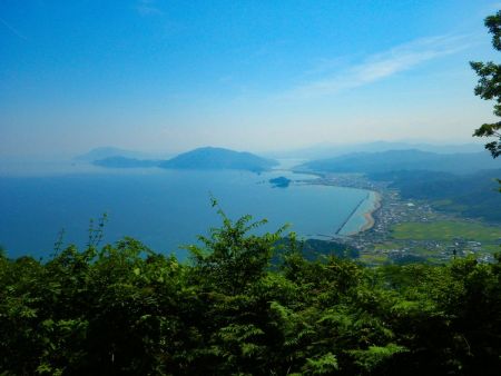 東側の展望。海岸があって向こう側に何か見える