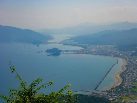 ズームして撮影してみると右奥のほうに原発みたいなのが見えるけど、あれが高浜原発かな！？