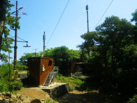 展望台から少し下っていくとなんかの施設があった。電波塔か何かかな！？