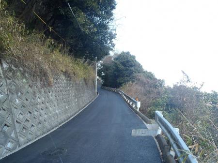 急な坂道を登る