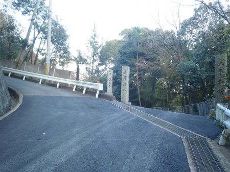 右手に法蔵寺。さらに坂を登る