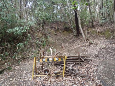 ここで道路が終わり。登山道になる