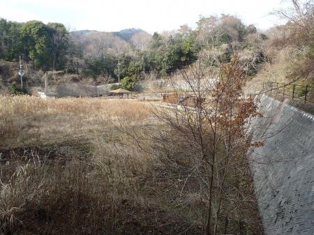 376ピークを過ぎると荒れた広場に出る