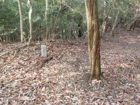 尾根にでると杭石がある