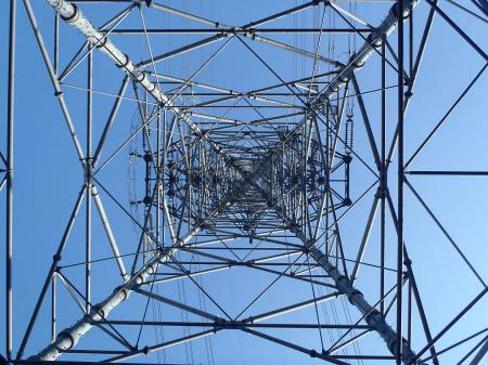 この真下からみた鉄塔がいい感じ