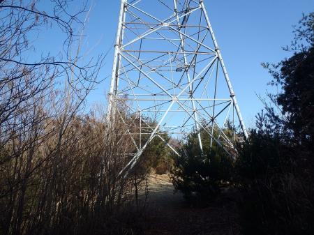 近くにある3本目の鉄塔へ向かう