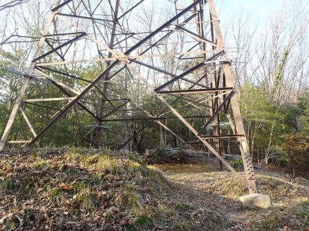 分岐より少し登ると茶色の鉄塔があった