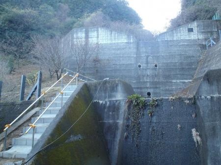 四辻みたいなのところ泉原へ下るとこの堤防のところに出ると思われる（地図を確認したところの予想です）