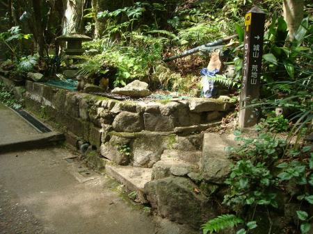 ここを荒地山のほうへ向かう