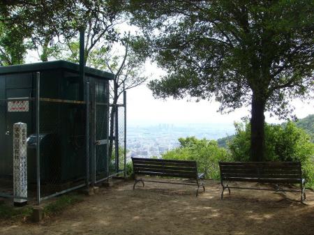 分岐から10分弱で鷹尾山頂に到着