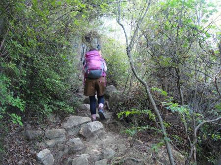 戻って荒地山を目指す