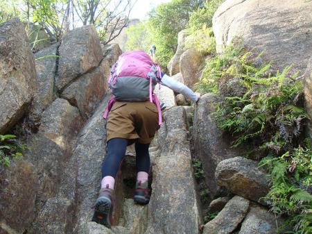 岩梯子を登るS嬢