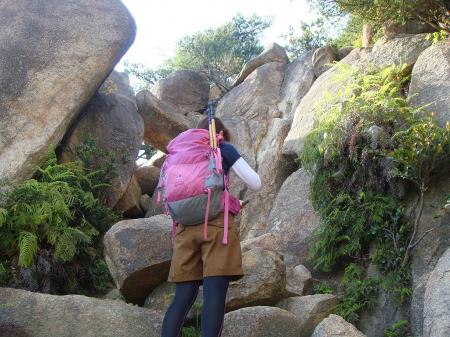 今度は見えてる穴をくぐる