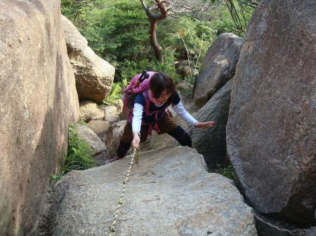 トラロープを不安そうにするS嬢