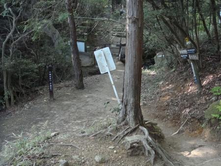 ゴルフ場の横断地点スタート。ここからゴルフ場を右手にみながら横断していく