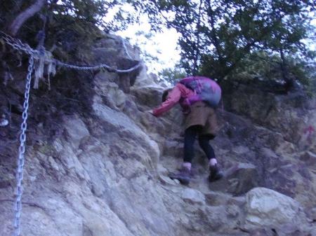 一年前はここの下りでもビビっていたはずが、、もはやここは余裕で下るS嬢。岩湧アルプスを登ってレベルアップしたようだ