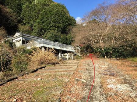 この家のところを直進すると廃線跡のスタート地点