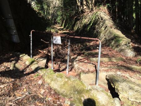 ここから廃線跡。立入り禁止とあるが、自己責任とのこと