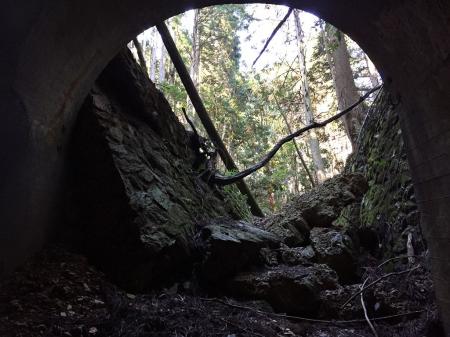 一号トンネルの出口。両サイドが崩れていた