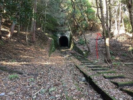 三号トンネル。崩壊して通行不可なので右に巻く