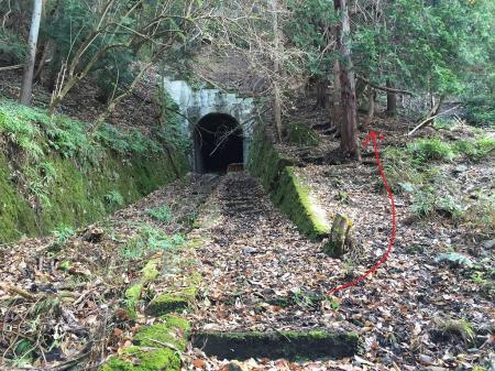 五号トンネル。ここも通行不可なので右に巻く