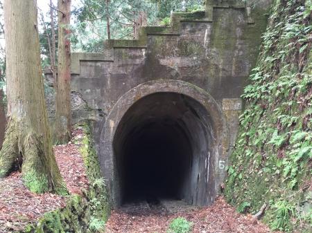 五号トンネルの裏側に出た。かなり登った感じがしたがトンネルだともう少し楽だったのか！？