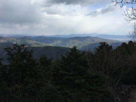 ふとみると東側の展望がひらけていて比叡山などが見えた