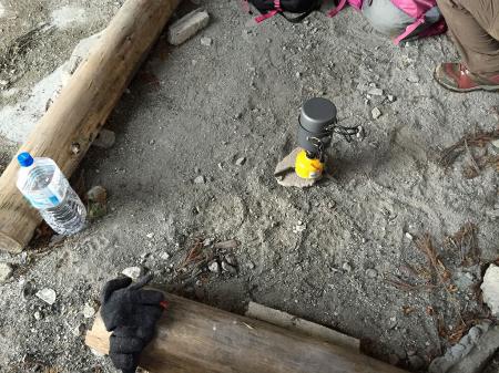 寒いのでお湯を沸かして温かいものを飲み食いする