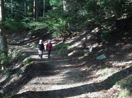 S嬢とS嬢の会社の人が会社の話をしながら降りていく