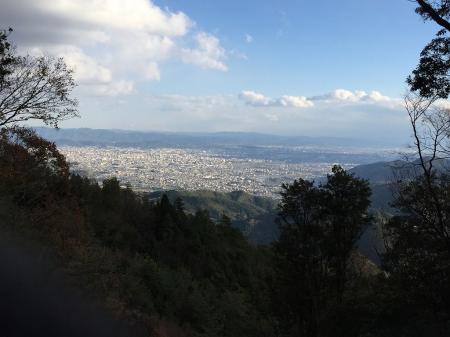 途中、崩壊してて南側の展望が開けた場所があり京都市街が一望できた。前きたときこんなのなかったと思うが・・・