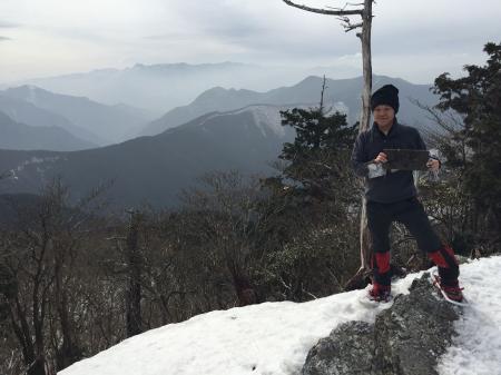 看板をもって記念撮影