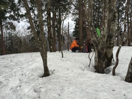 デポした下山尾根のピークに戻ってきた
