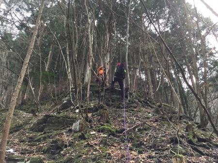 ここから林道へ懸垂下降して降りる。えのえのさんの懸垂