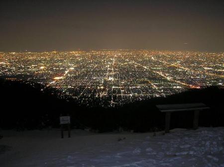 いつものように積雪とぼくらの広場の夜景を撮影してみる。手前の積雪も入れないといけないけど難しい