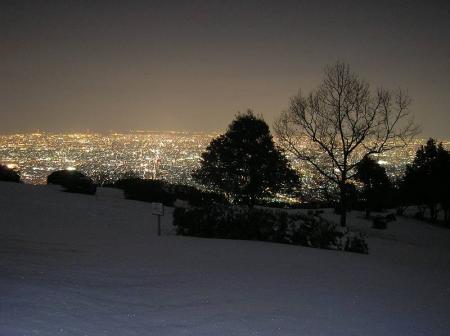 踏み跡がない雪と夜景のコラボがいい感じ