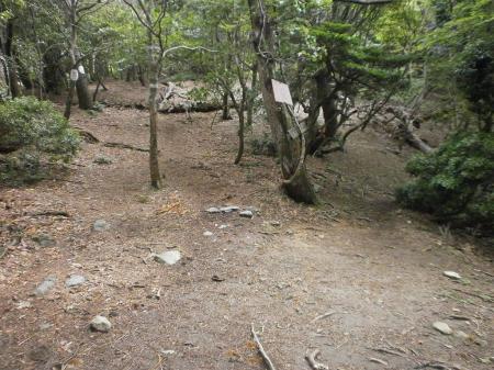 P846付近上の分岐。左冬道、右夏道。今回はP846の看板みつからなかった。