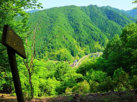 林道途中で仏主集落が一望できるポイントがあった。一応撮影しておいた