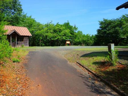 林道の終点だと思われる広い場所にたどり着いた。朝早かったので暑くはなかったけど少し疲れた