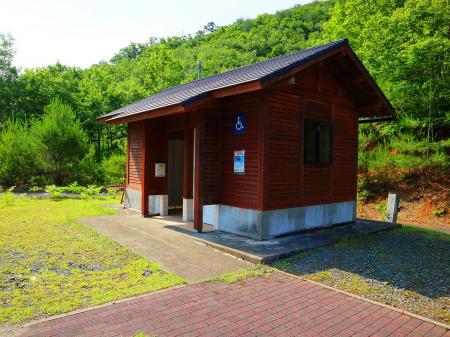 結構綺麗なトイレまで設置されていた。使わなかったけど誰か管理している人がいるんだろうか！？