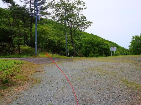 ここがおそらく管理道の舗装道終点地点だと思われる。真ん中の道を登っていったピークが山頂となる