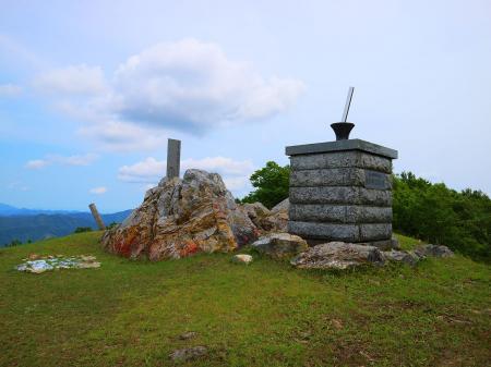 ここが長老ヶ岳の山頂。画像には写ってないが東屋もあった