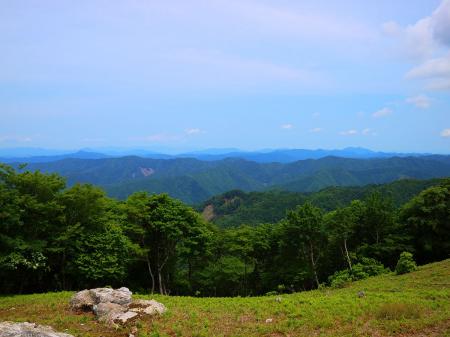 北側の展望。日本海側の山々も見えてるんだろうけど何の山が見えてるかわからない