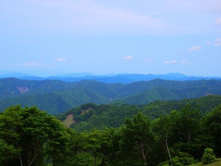 北側の展望を少しズームで撮影。特別目立った山がなかったので何の山が見えているのか調べなかった