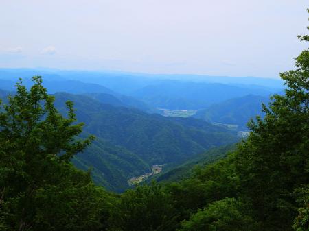 南側の展望。集落が見えるけどどこかわからないし興味もない。こっちも特別目立った山は見えなかった