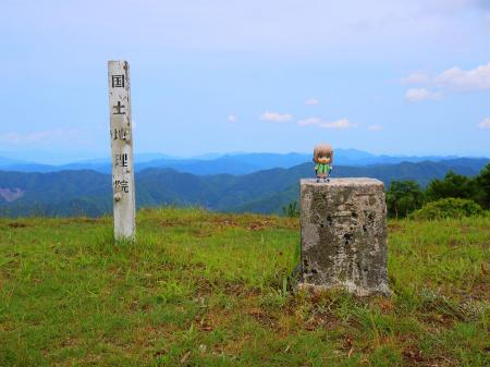 せっかくなので雪村あおいちゃんと三角点を撮影。この画像は結構お気に入りかも