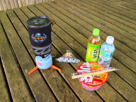 まだお昼には時間が早いけど東屋で昼食をとることにした