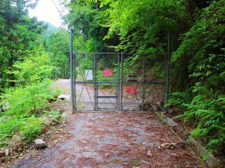 車両通行止ゲートに到着。長かったとはいえ予想より早くゲートまで下れた
